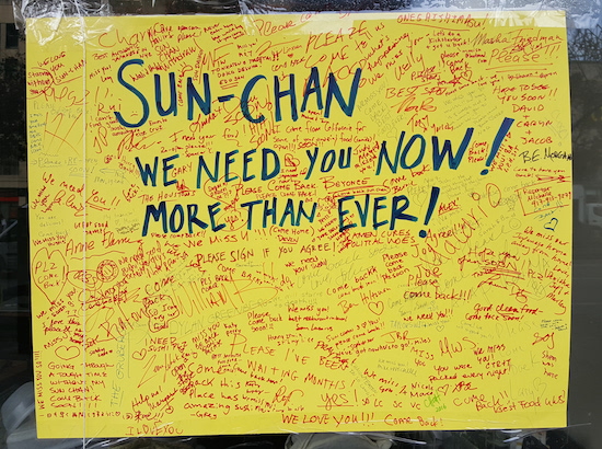 PHOTO OF THE DAY: SUN-CHAN FANS POST MESSAGES BEGGING FOR RESTAURANT TO RETURN