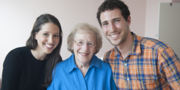 Volunteer & Connect with an Older Neighbor this Rosh Hashanah