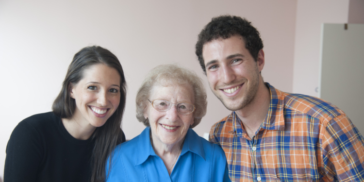 Volunteer with DOROT to Connect with an Older Neighbor this Rosh Hashanah