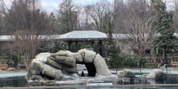 Monday Bulletin: Small Change of Storm Track Could Bring Big Snow to NYC; Zabar’s Bagel Guillotines; Tiny Central Park Fire Hydrant Finds a Friend