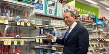 In an UWS Duane Reade, Mayoral Hopeful Lander Explains His Plan to Liberate Toothbrushes