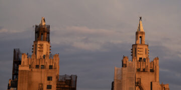 UPDATE: 2 Men Climb Towers of Iconic UWS Building: Captured in Stunning Photos