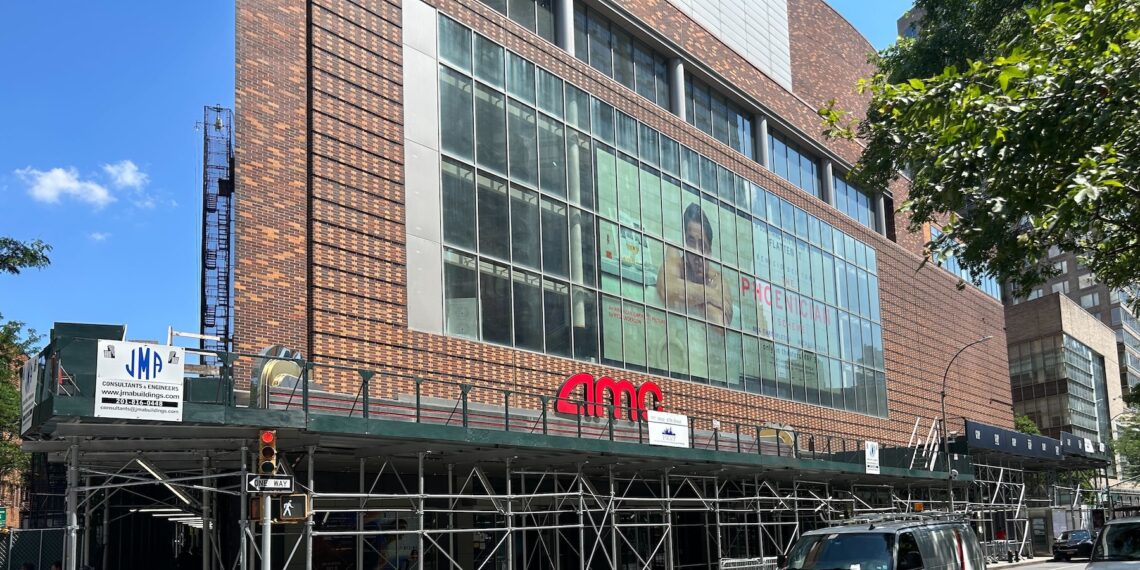 Man Has Women Moviegoers at Popular UWS Theater on Edge With Strange Pattern of Behavior