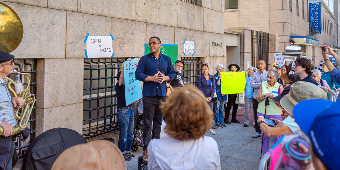 As Fall Classes Start, Neighbors in Morningside Heights Protest the Continued Closure of Columbia’s Campus