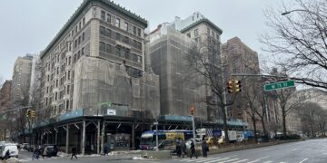 What’s Going on With the 174 Yards of Sidewalk Shed Over The Astor on the Upper West Side