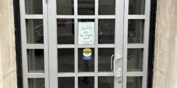 Entry Door at Upper West Side Post Office Has Been Broken For Months