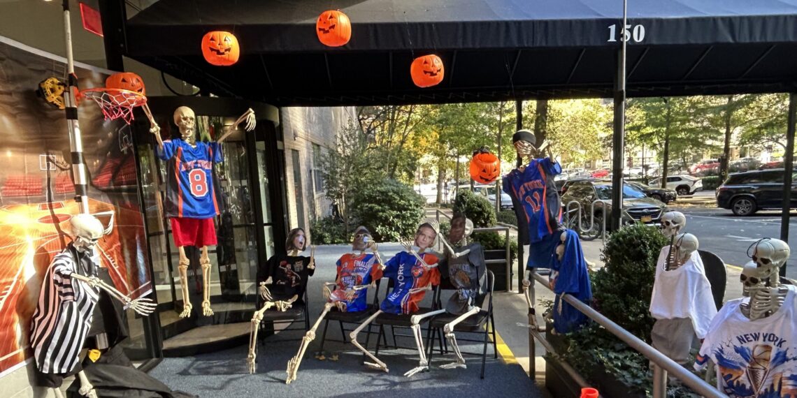 Incredible UWS Halloween Decoration Recreates New York Knicks Game Winning Shot